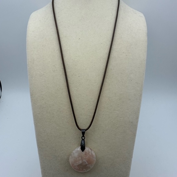 Round Flower Agate Pendant Necklace - Picture 2 of 6